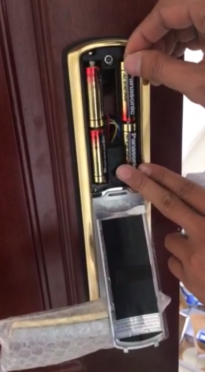 [Video] Hướng dẫn tháo lắp và thay pin cho khóa cửa vân tay