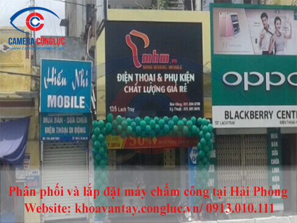 Lắp máy chấm công tại cửa hàng điện thoại Minh Hoàng Mobile