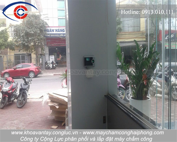 Vị tr&iacute; lắp đặt m&aacute;y chấm c&ocirc;ng tại cửa ra v&agrave;o gi&uacute;p c&ocirc;ng nh&acirc;n vi&ecirc;n c&oacute; thể thoải m&aacute;i chấm c&ocirc;ng l&uacute;c đi l&agrave;m v&agrave; ra về một c&aacute;ch dễ d&agrave;ng.